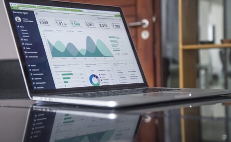 KICS_Datenanalyse-und-Business-Intelligence Laptop mit geöffnetem Dashboard und grafischer Datenanalyse, inklusive Diagrammen und KPIs.