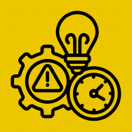 Zahnradsymbol mit Warnzeichen, Glühbirne und Uhr als Darstellung für strategische Geschäftsentwicklung und Effizienzsteigerung.
